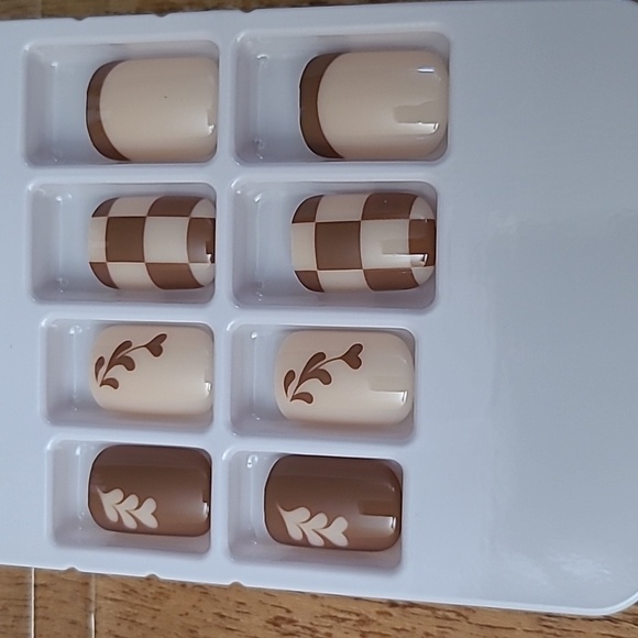 2/$16 Boho Hearts & Checkerboard Press On Nails - Picture 10 of 15